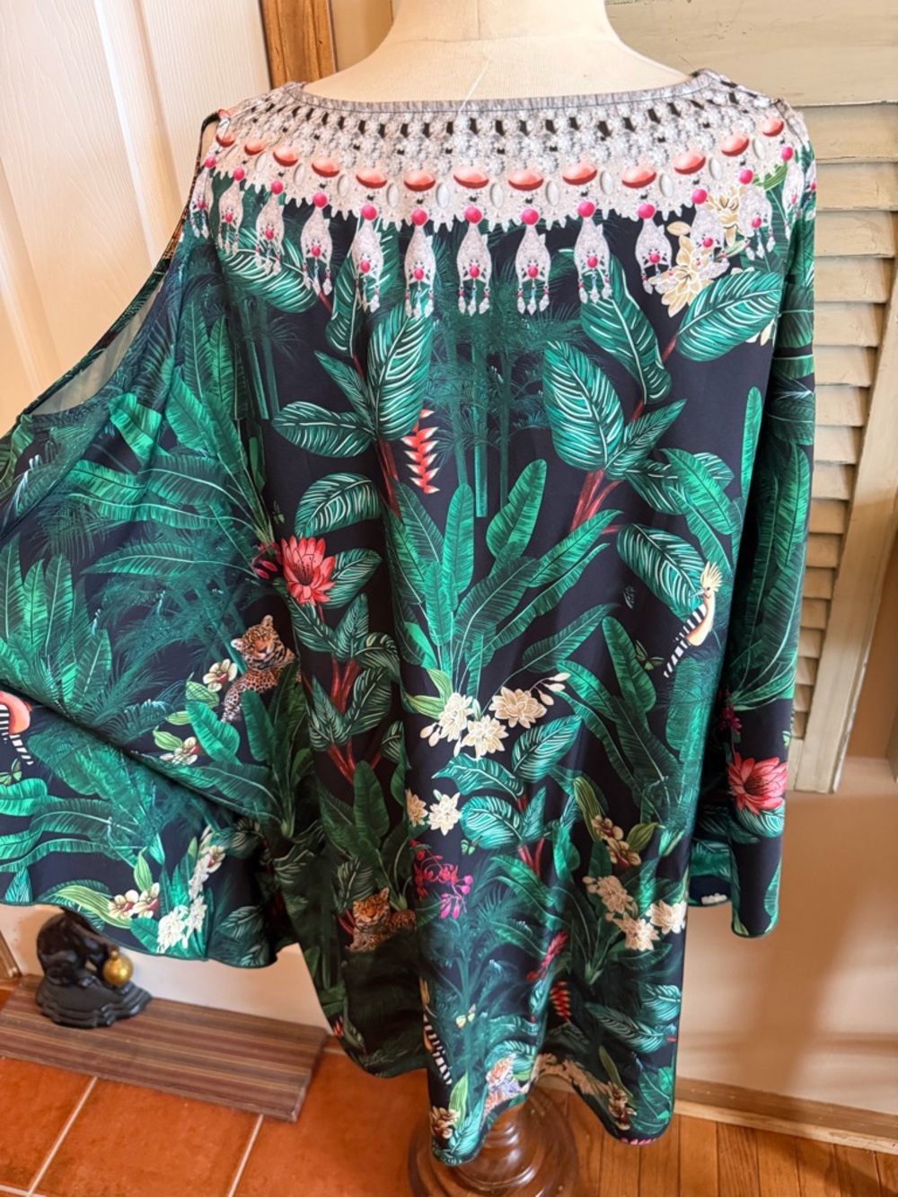 Beautiful Women’s Green Tropical Print V‑Neck Tunic - Picture 6 of 7